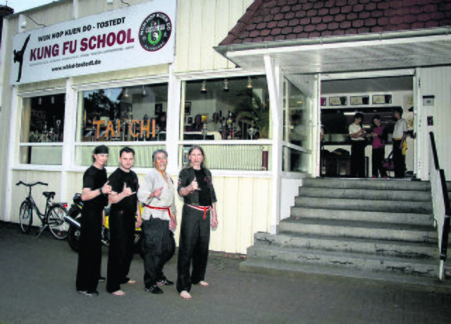 Vor der Kung Fu-Schule (v. li.): Sihing Aleks Will, Sihing Sven Bechstein, Großmeister Al J. Dacascos und Sifu Winfried Joszko | Foto: Sven Bechstein