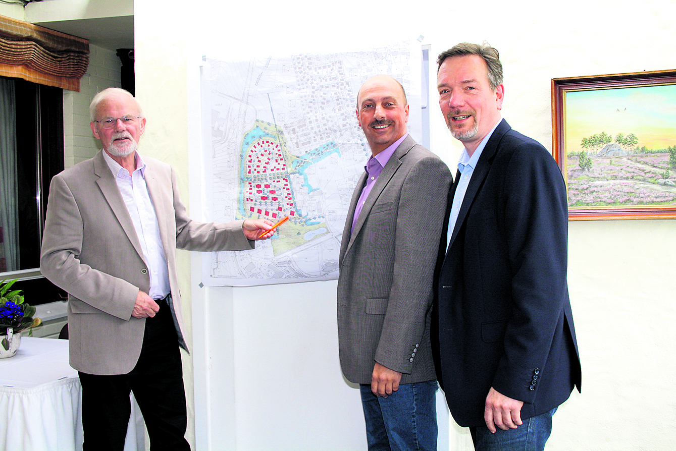 Norbert Fraederich (v. li.), sein CDU-Parteikollege Karsten Friedling und Jens Schnügger von der FDP präsentierten die Ideen zum "Treffpunkt Hittfeld"