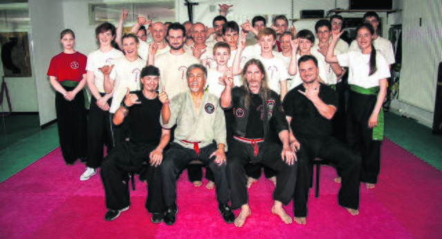 Großmeister Al Dacascos (vorne, 2. v. li.) mit den Teilnehmern seines Lehrgangs in der Tostedter Kung Fu-Schule | Foto: Sven Bechstein