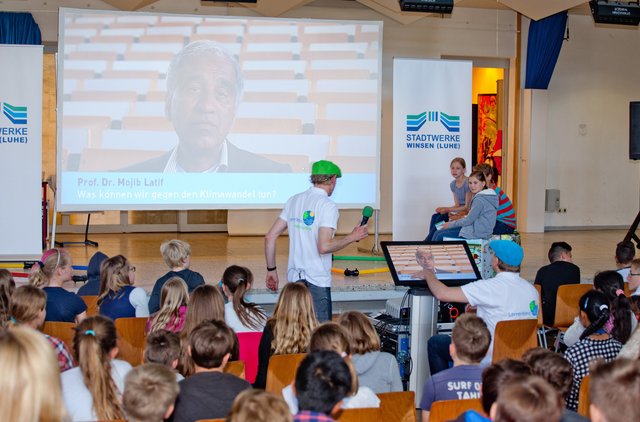 Lektion in Sachen Energiewände: Dr. Mojib Latif vom Kieler Geomar-Zentrum für Ozeanforschung informierte die Schüler per Videoleinwand über den Klimawandel