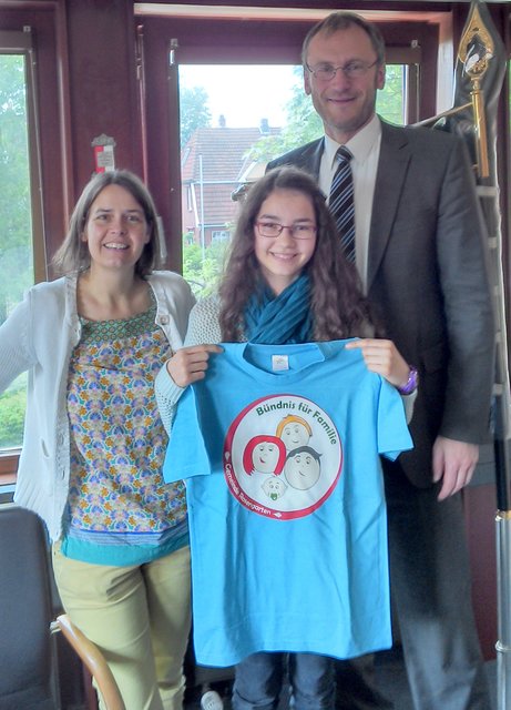 Die 12-jährige Sophia Rostalsky mit Sozialpädagogin Katja Lieber und Bürgermeister Dirk Seidler entwarf das Logo. | Foto: Gemeinde Rosengarten