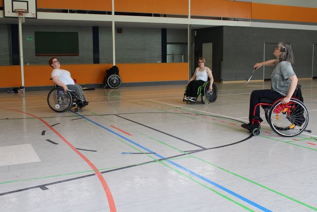 Sarah Stelling (v.li.), Anna von Riegen und Ulrike Steinbrück beim Badminton