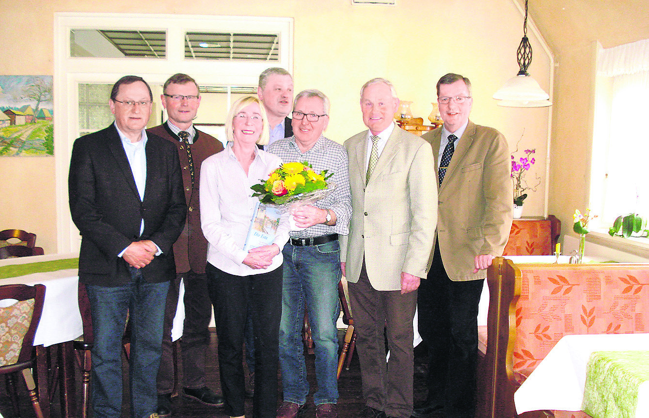Hilke Witte wurde von (v. li.) Peter Hauschildt, Heinrich Wentzien, Hans-Peter Ebeling, Verbandsvorsteher Peter Brenning, Hermann Klindtworth und Hans Jürgen Cohrs verabschiedet