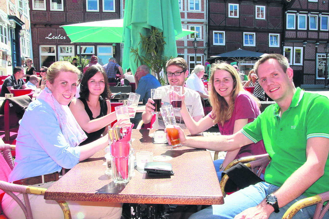 Kristina (v. li.), Claudia, Tino, Jane und Michael stießen auf den Super-Sommer-Start an