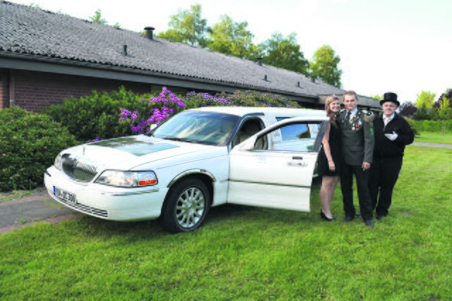 Königsmoors Viekönigspaar Leona Finger und Justin Wolf mit Chauffeur Dirk Cordes