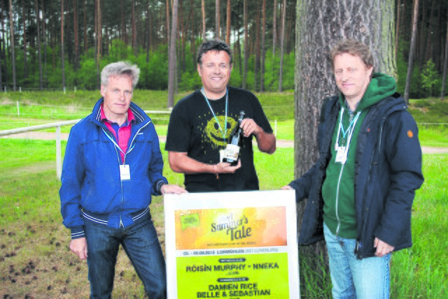 Werben mit dem eigens kreierten Wein für des Festival (v. li.): Dr. Roland Wörner, Geschäftsführer des Ausbildungszentrums Luhmühlen, Matthias Graf (Eventagentur 412) und Folkert Koopmans (Veranstalter FKP Scorpio)