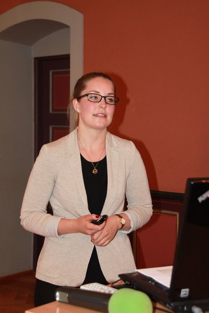 Annika Schweighöfer von der PFH bei der Präsentation
