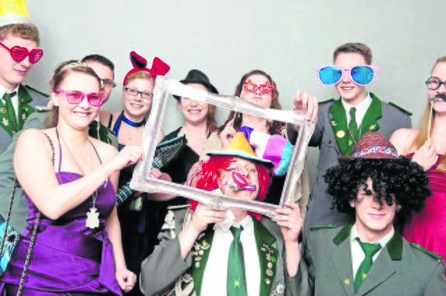 Die fröhlichen Jungschützen beim Königsball in der Fotobox | Foto: Photocube.de