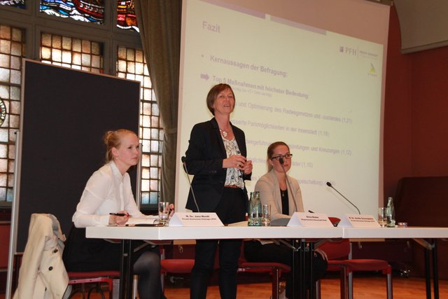 Bürgermeisterin Silvia Nieber (Mitte) mit Jana Wendt (li.) und Annika Schweighöfer von der Fachhochschule
