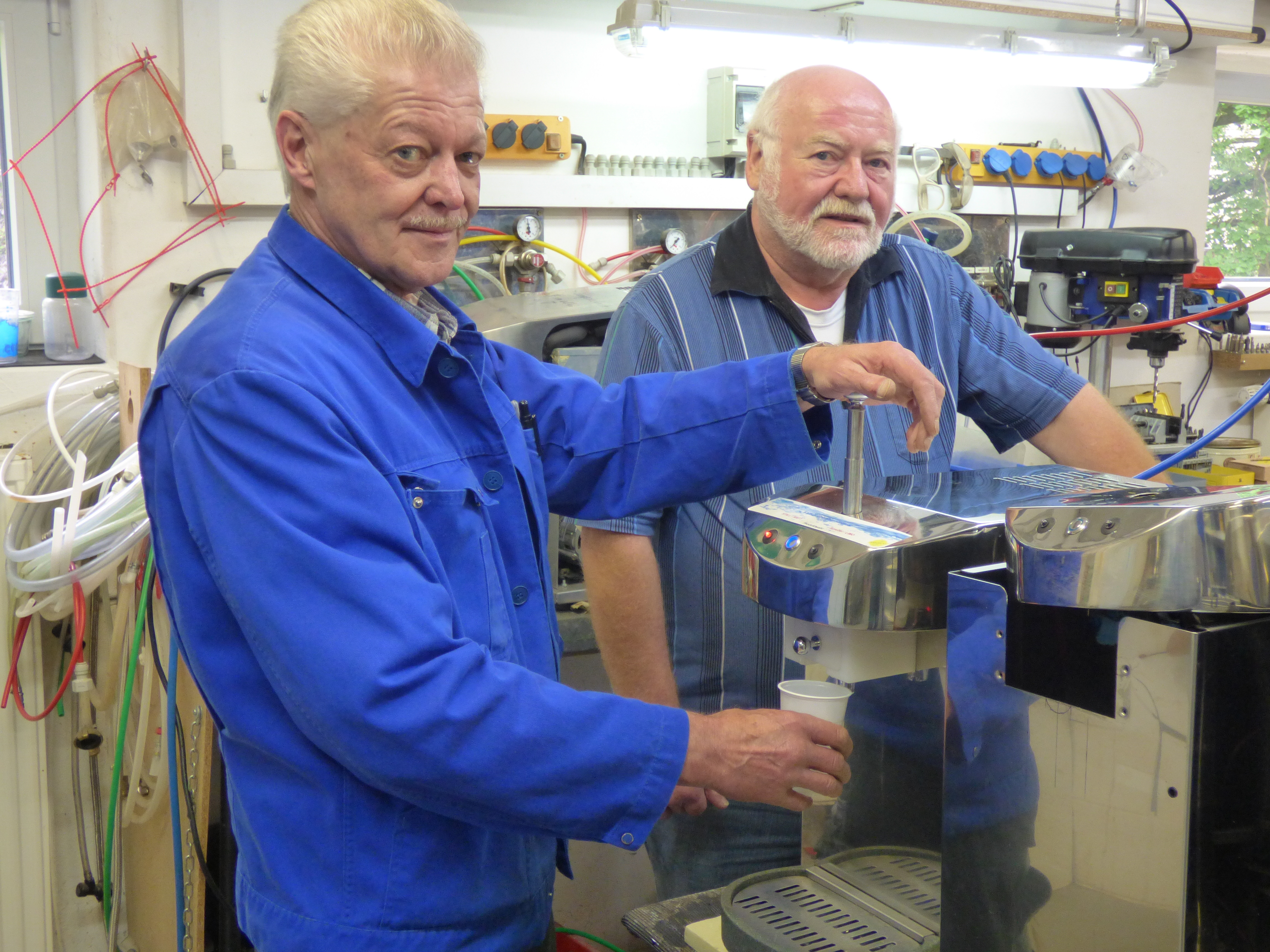 Erfrischendes auf Knopfdruck: Wolfgang Braun (re.) und sein Mitarbeiter Klaus Renken führen den Kapselautomaten vor