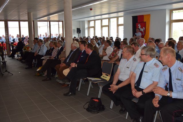 Zahlreiche Vertreter der Wehren im Landkreis Harburg kamen jetzt zur Einweihung des neuen Lehrgang- und Stabsgebäudes der Feuerwehrtechnischen Zentrale in Hiitfeld