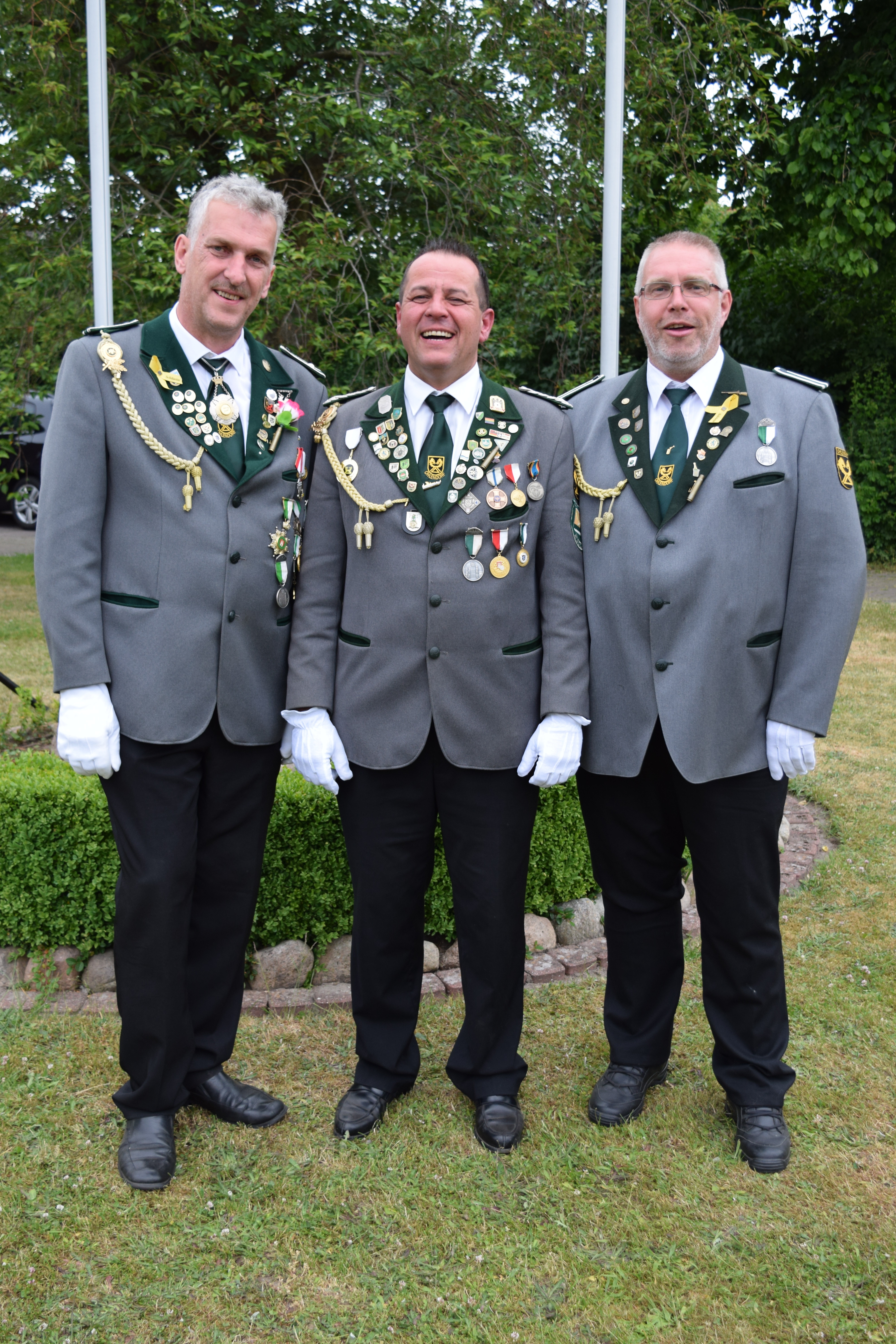 Freute sich über seinen Erfolg: Lars Carstens (mi) mit seinen Adjutanten Michael Kiesling (re.) und Burkhard Buhrow