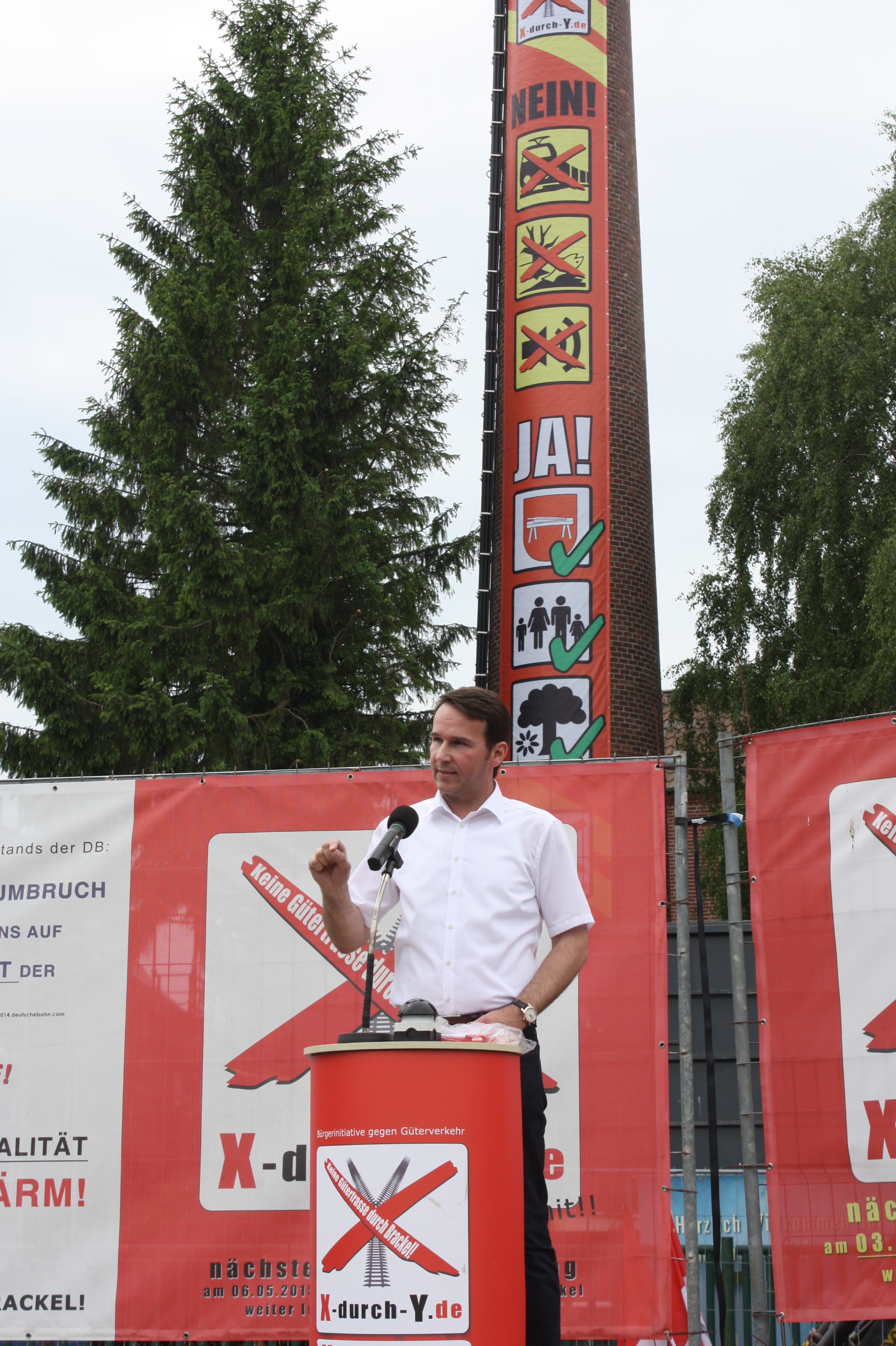 CDU-Landtagsabgeordneter André Bock forderte in Brackel Geschlossenheit von den Demonstranten. Zuvor war am Schornstein das XXL-Plakat enthüllt worden