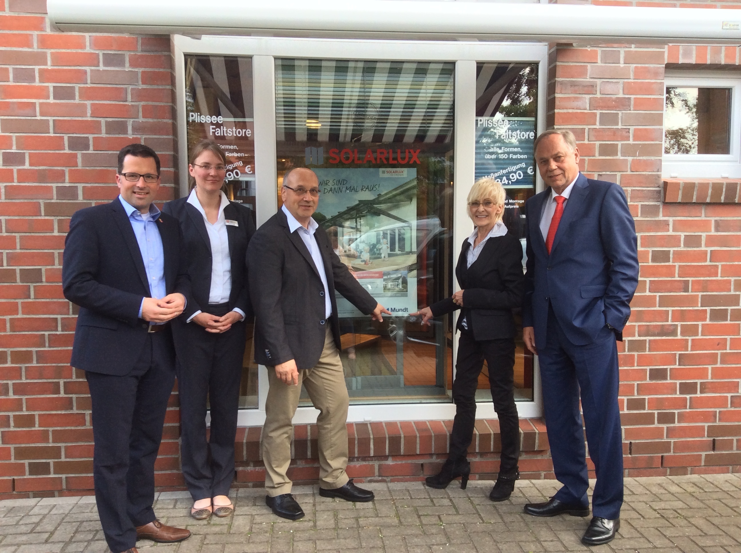 Unternehmer Rudolf Mundt (Mi.) mit dem Landtagsabgeordneten Kai Seefried (v. li.), Maren Quast von der Landesstraßenbaubehörde sowie Astrid Vockert und Emanuel Schiffer vom Förderverein Pro A20
