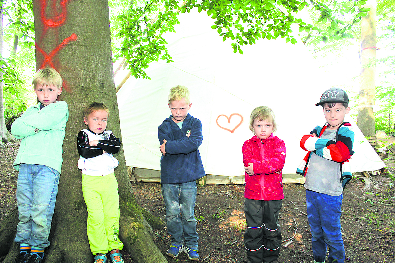 Krause Nase, gerunzelte Stirn: Ian, Max, Marlon, Romy und Lias (v.li.) schauen mit ihrem bösesten Blick. Sie finden es "total doof", dass Schmierfinken jetzt sogar Bäume und das schöne Indianer-Tipi mit roter Farbe besprüht haben