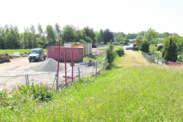 Laut Horneburgs Bürgermeister Detje werden hier Steuergelder verschwendet: Anstatt den Weg der Gemeinde zu nutzen (rechts), bauen die Deichverbände eine komplett neue Zufahrt (links)