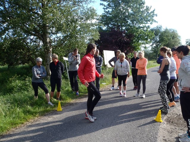 Mit dem Fuß richtig abrollen: Carolina Schröder startete das Training mit Übungen zur Lauf-Technik