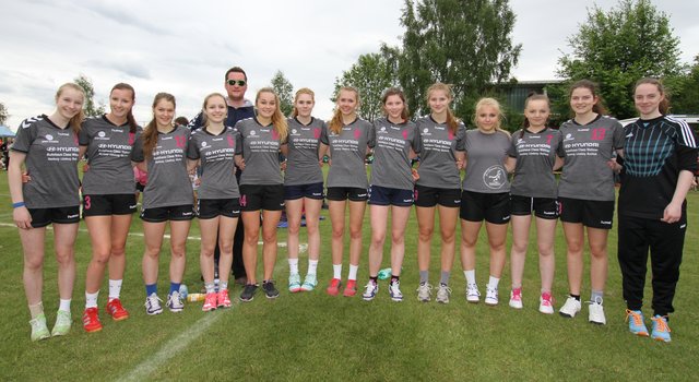 Die erfolgreichen Handball-Mädchen der B-Jugendmannschaft der SG Luhdorf-Scharmbeck sind mit Trainer Felix Huth in die Oberliga-Vorrunde eingezogen