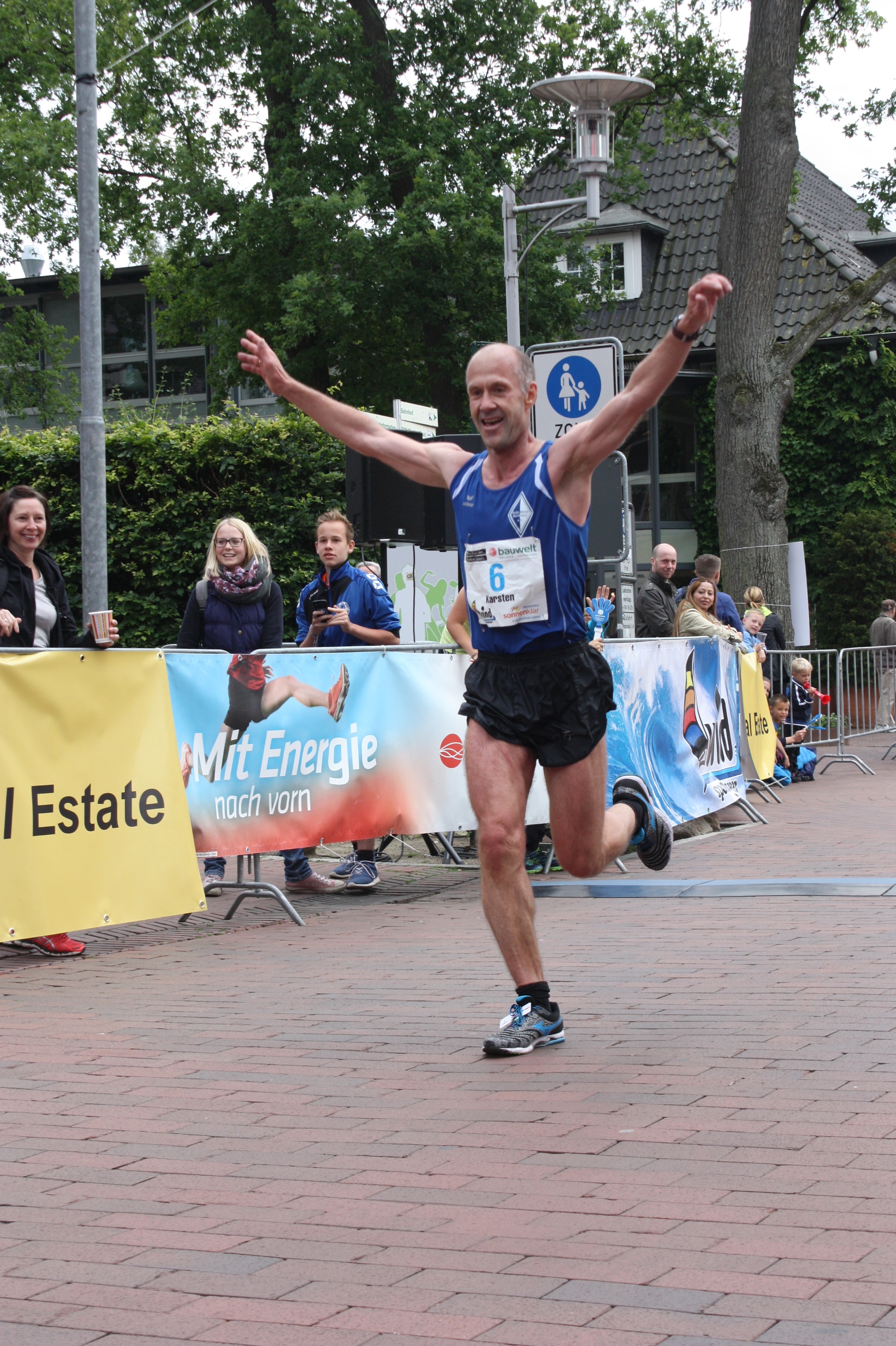 Sieger im Halbmarathon: Karsten Müller erreicht nach 1:17:37 Stunden das Ziel