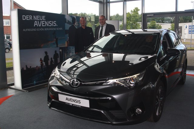 Michael Sauter und Guido Kröcher stellten im "S+K"-Autohaus den neuen Avensis von Toyota vor