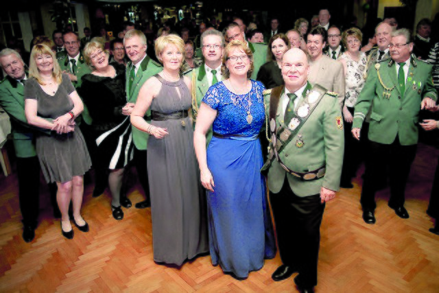 Das Königspaar Thorsten, „der Sichere“ Hoog und Regina Wiechern-Hoog (vorn) bei seinem Königsball im Hotel Wiechern | Foto: Fotoschmiede Tostedt