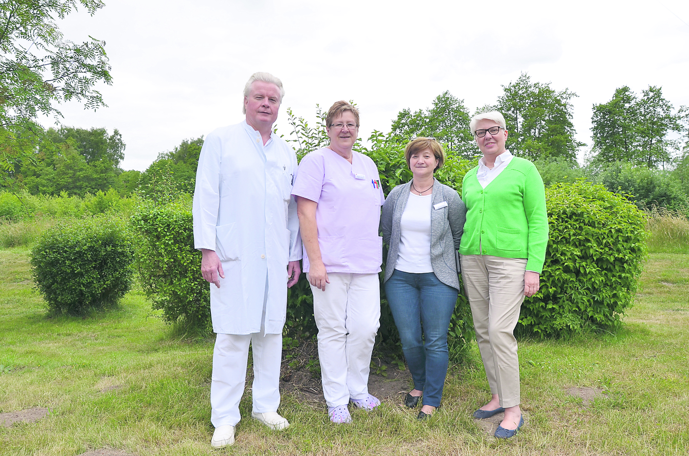 Gratulation zum Jubiläum (v. li.): Dr. Heiner Austrup, Elisabeth Gutsmann, Regina Schwanitz und Brigitte Klinger