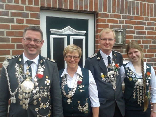 Arndt Lühmann (v. li.) mit der Besten Dame Marlies Bartels und den Jungschützenmajestäten Till Meyer und Jule-Gesche Fricke