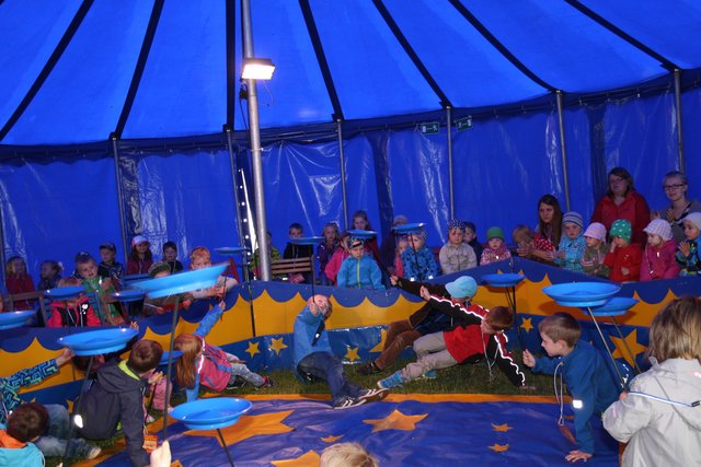 Starke Leistung: Die Kinder beim Tellerjonglieren