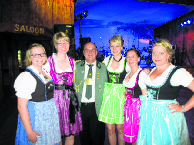 Todtglüsingens Schützenkönig Thorsten Hoog als "Hahn im Korb" mit hübschen Damen im Dirndl | Foto: privat