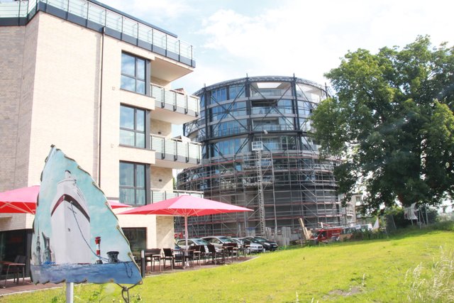 Der Gasometer wird zum exklusiven Wohnhaus umgebaut. Das quaderförmige Nachbargebäude (li.) ist bereits vermietet