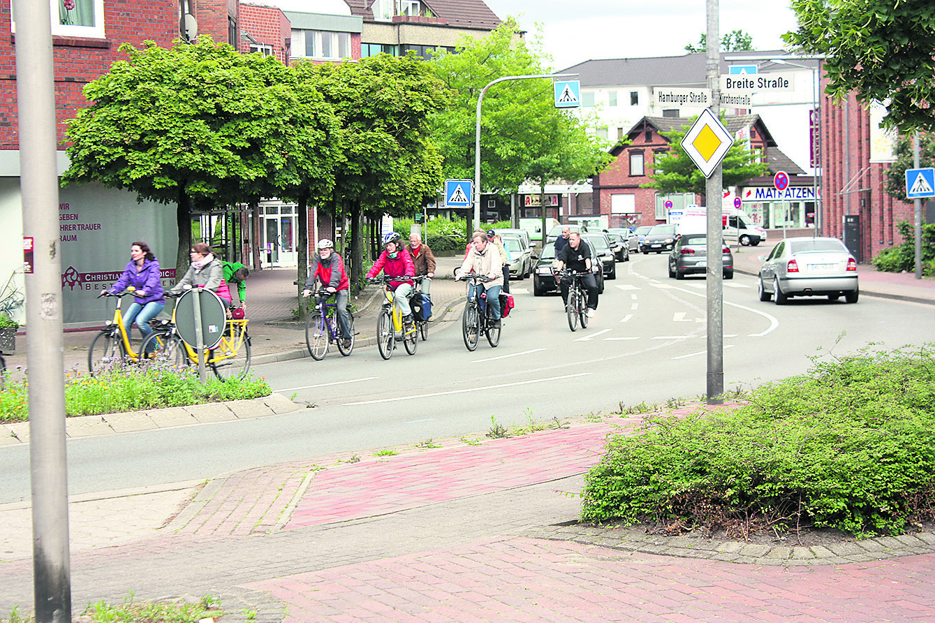 Auch durch die Hamburger Straße fuhren die Teilnehmer der ersten „Critical Mass“ in Buchholz
