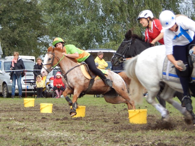 Mit Tempo um den Eimer: Bei den Mounted Games kommt es auf Geschwindigkeit und Geschicklichkeit an | Foto: Ingwersen