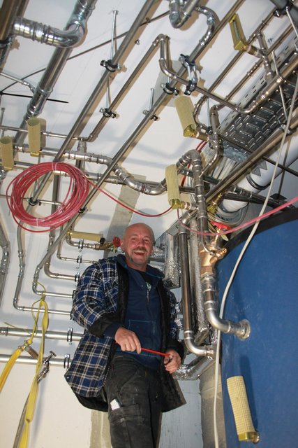 Montagebauer Dirk Hahn bei der Brandschutzverkleidung im Technikraum