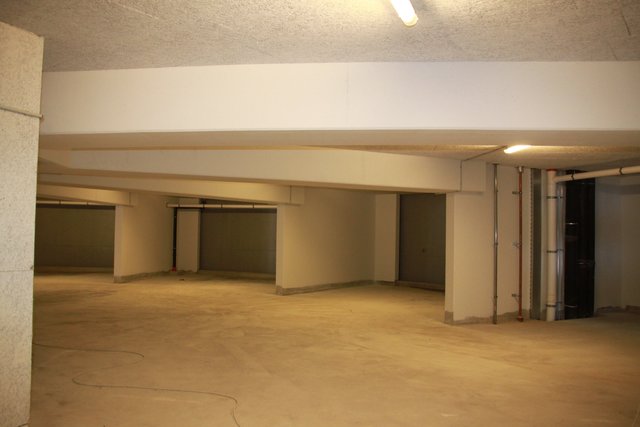 Im Parkhaus (re.) gibt es zwei Parkdecks für die Mieter