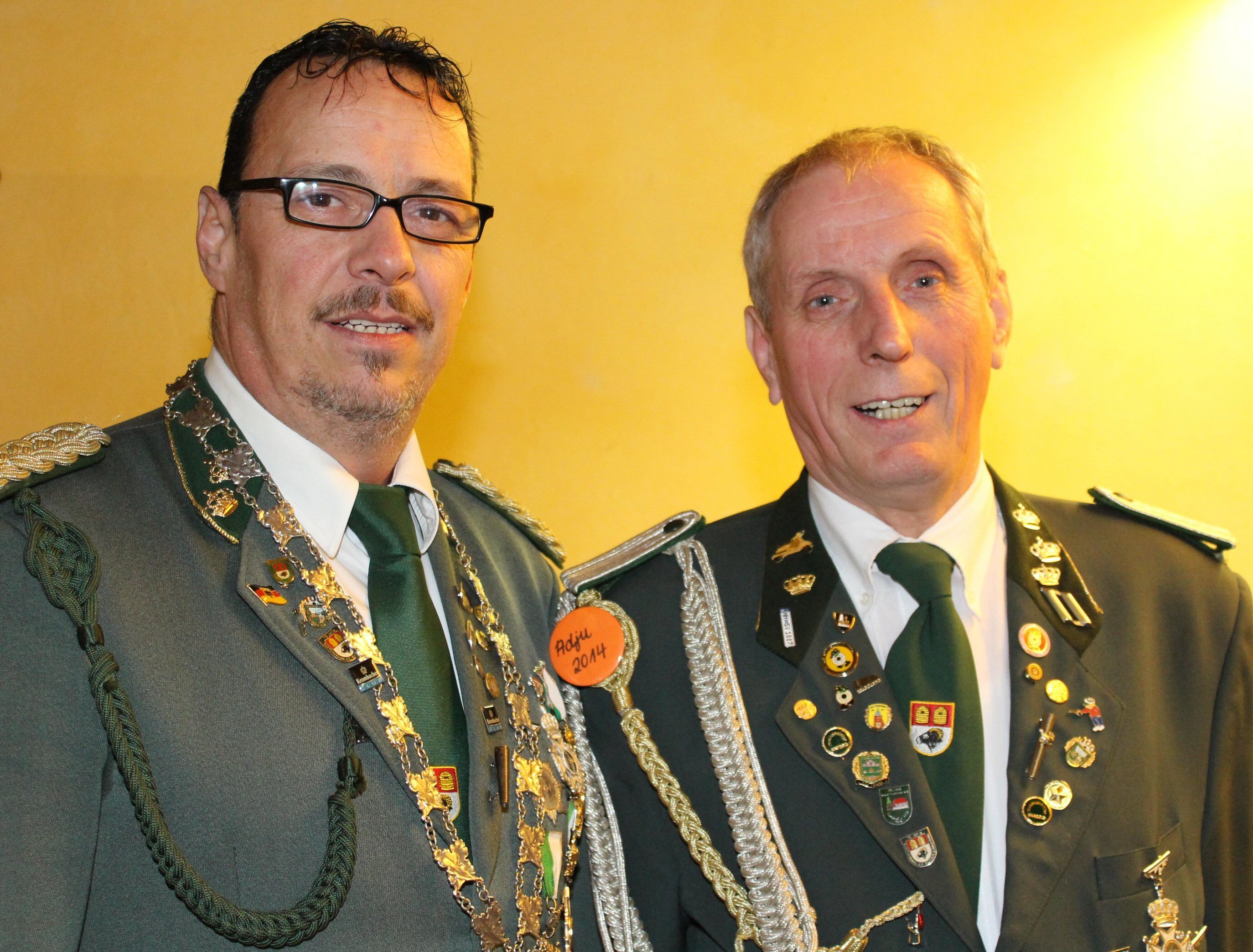 Schützenkönig Jörg Tute (li.) und sein Adjutant Helmut Scheel müssen bald ihre Insignien abgeben