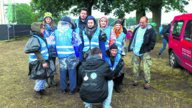 Festival-Lotsen und Mitarbeiter der Töster Tafel | Foto: Junge