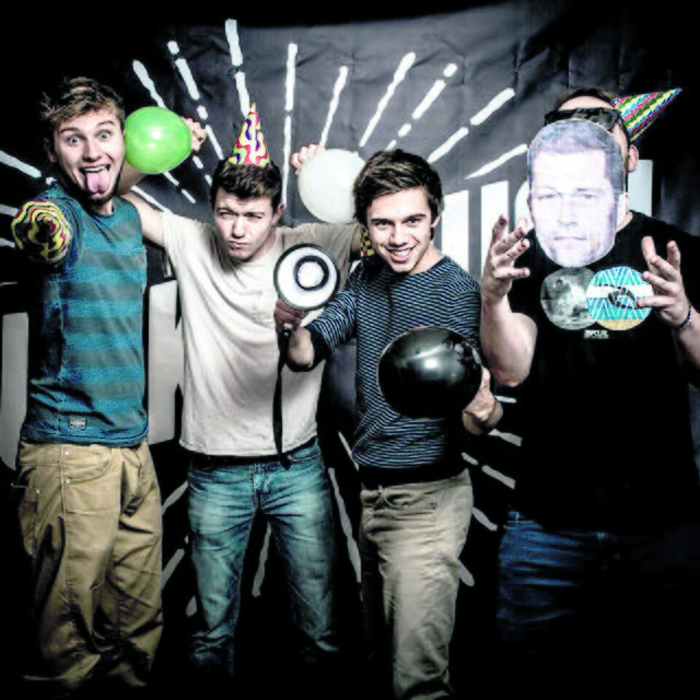 Die Band "Funkspruch" (v. li.): Vincent Heinsohn, Albrecht Bergemann, Tim Strauß und Kilian Kremer mit Til Schweiger-Maske | Foto: Albrecht Bergemann