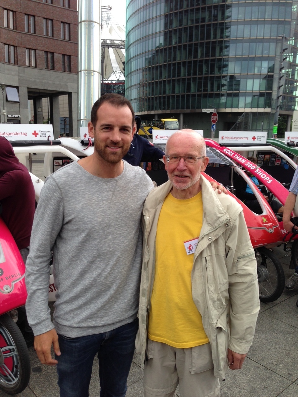 Hubert-Peter Beneke (re.) traf Ex-Fußballstar Christoph Metzelder beim Weltblutspendertag in Berlin