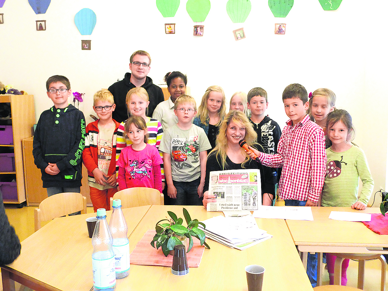 WOCHENBLATT-Redakteurin Bianca Marquardt wurde von den Hort-Kindern im Kinderland Tostedt interviewt, vor allem von Melvin Lange (3. v. re.), hier mit Erzieher Patrick Eichmann