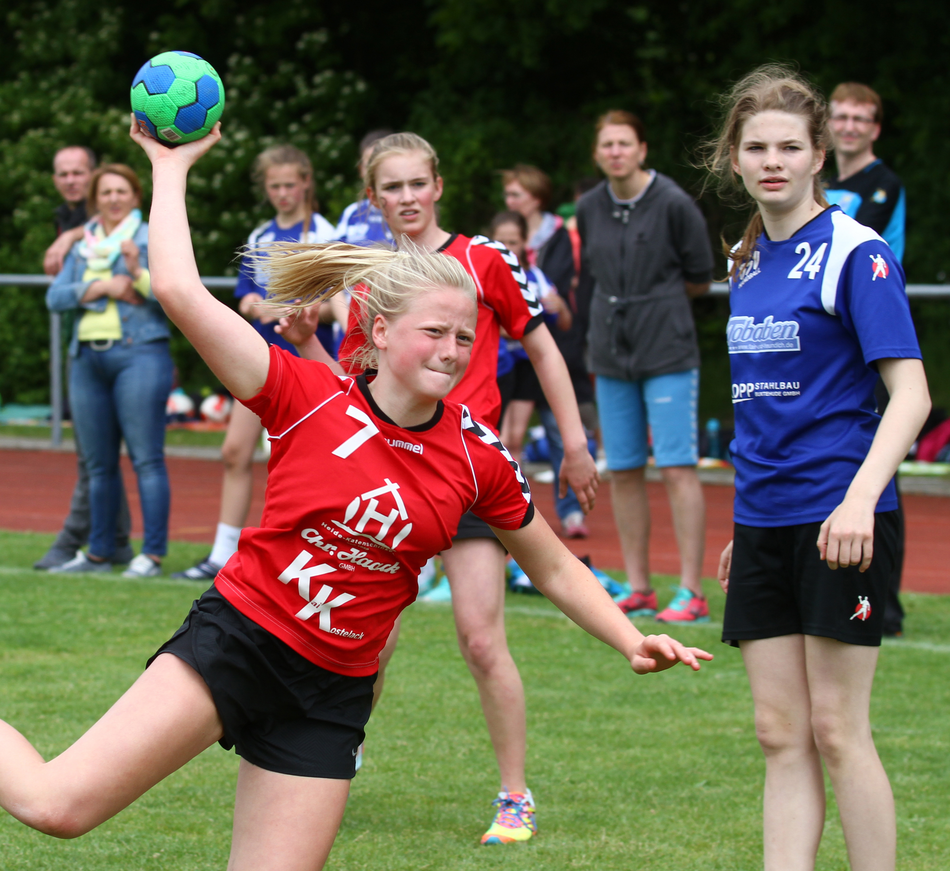 Erneut hat sich Emily Theis (am Ball) am Buxtehuder Kreis durchgesetzt und trifft zum 11:4 für Hollenstedt. Da konnte Isabell Osterloh vom BSV (re.) nicht mehr eingreifen