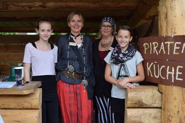 Versorgten die Gäste aus der Piraten-Küche: Paula (12), die Erzieherinnen Andrea Steinich und Birgit Heincke sowie Pia (9, v. li.)