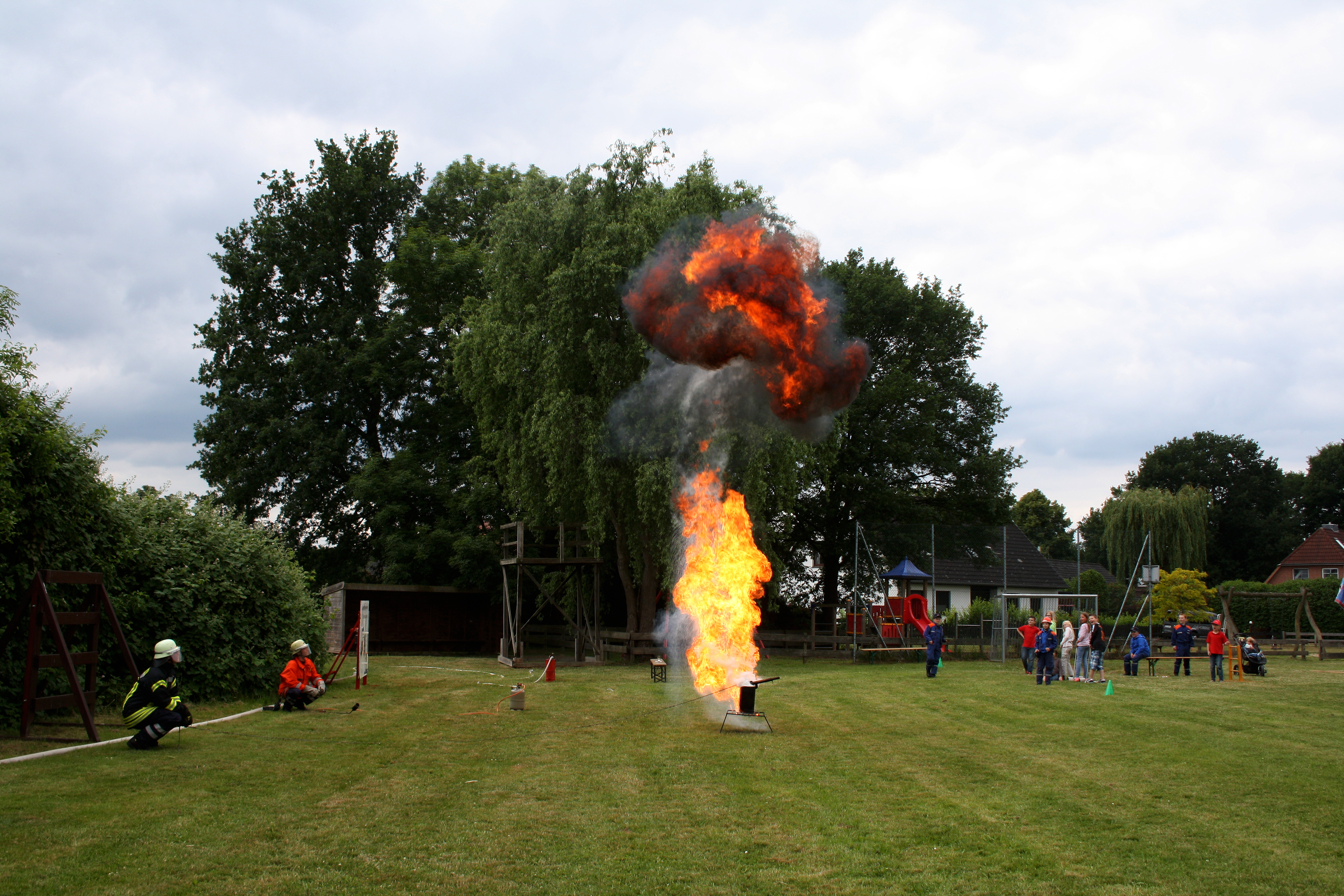 Rund zehn Meter hoch schoss die Stichflamme empor