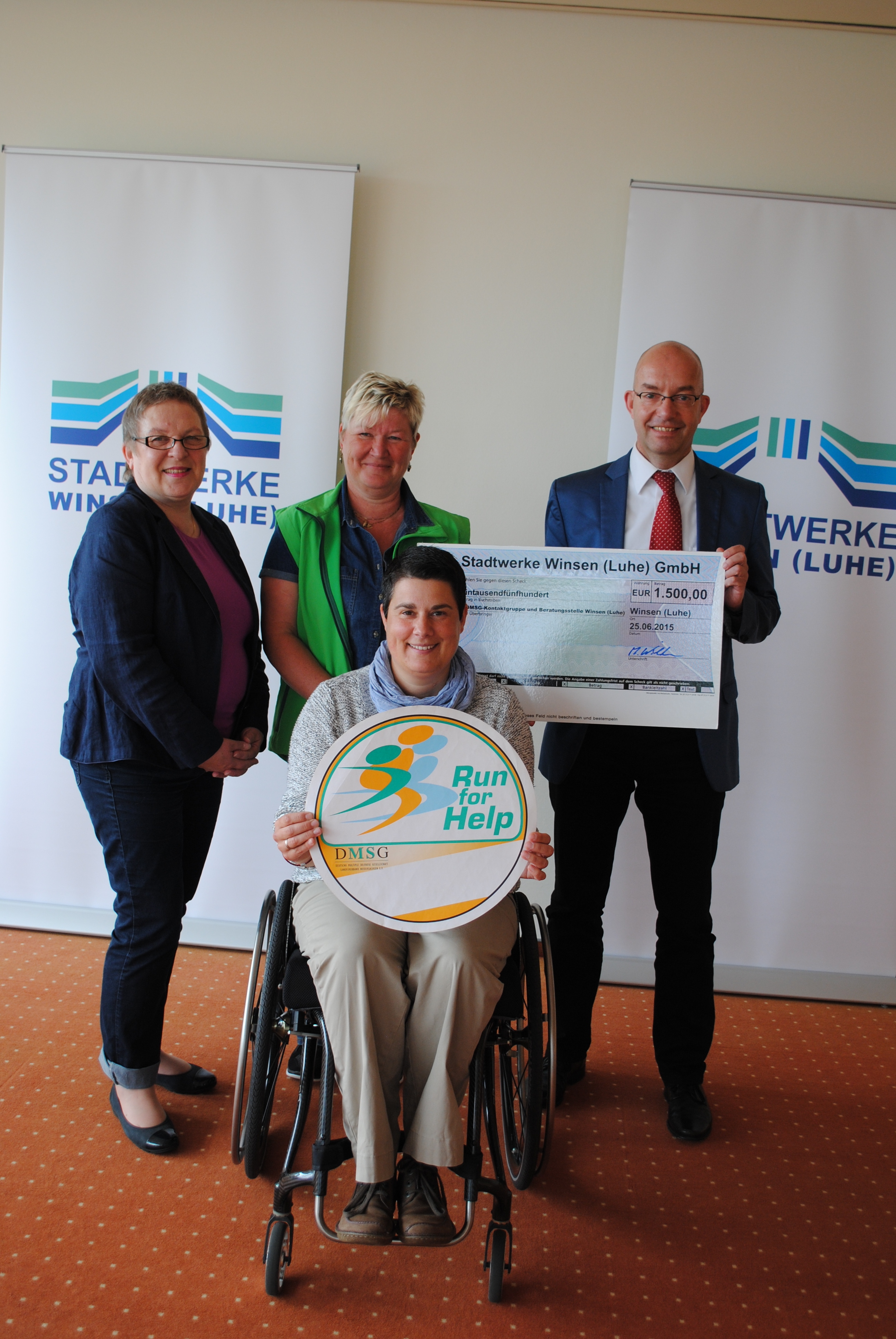 Marek Wilken übergab den Scheck an (v. li.) Waltraut Heus, Cornelia Hacker und Kerstin Horn