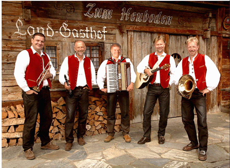 Für Unterhaltung sorgen die "Reit im Winkler Musikanten"