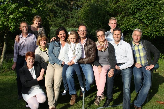 Die Majestäten in Sieversen-Leversen mit Anhang: Andrea Peters (li. o.) dann (v. li).: Hartmut Peters, Barbara Brabandt, Angela Eggert, Tanja Schierhorn, Clara Gerhards, Lars Schierhorn, Miriam Fischer, Ralf Fischer, Claas Brabandt (hinten) und Bernd Fitschen