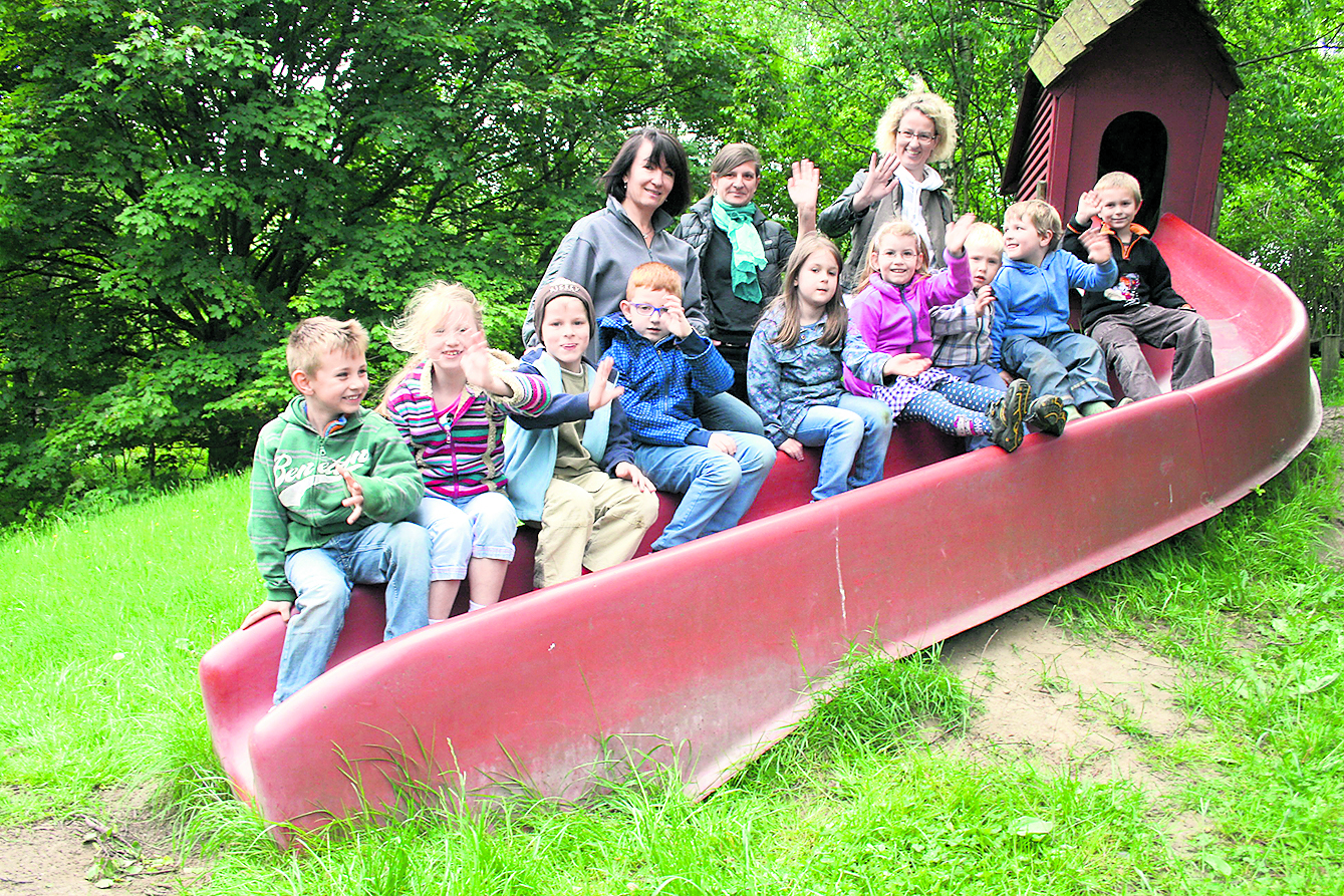 Freuen sich über 40 erfolgreiche Jahre Lebenshilfe-Kindergarten: Leiterin Melanie Siller (hinten re.), die Erzieherinnen Lydia Schönhof (li.) und Daniela Gentzsch sowie einige der vielen Kinder, die in der Einrichtung betreut werden