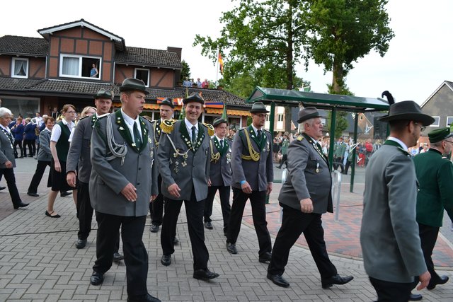 Die Schützen aus Königsmoor beim Ummarsch