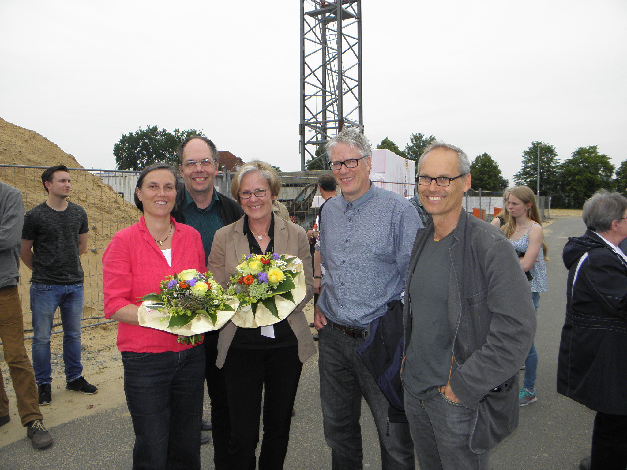 Grundsteinlegung (v. li.): Architektin Petra Diesing, der städtische Planungs-Chef Nils Jacobs, Architektin Hildegard Weber Hagen, der Abteilungsleiter für Bauaufsicht bei der Stadt Stade, Guido Scheven, und Ingomar Schumacher-Hahn