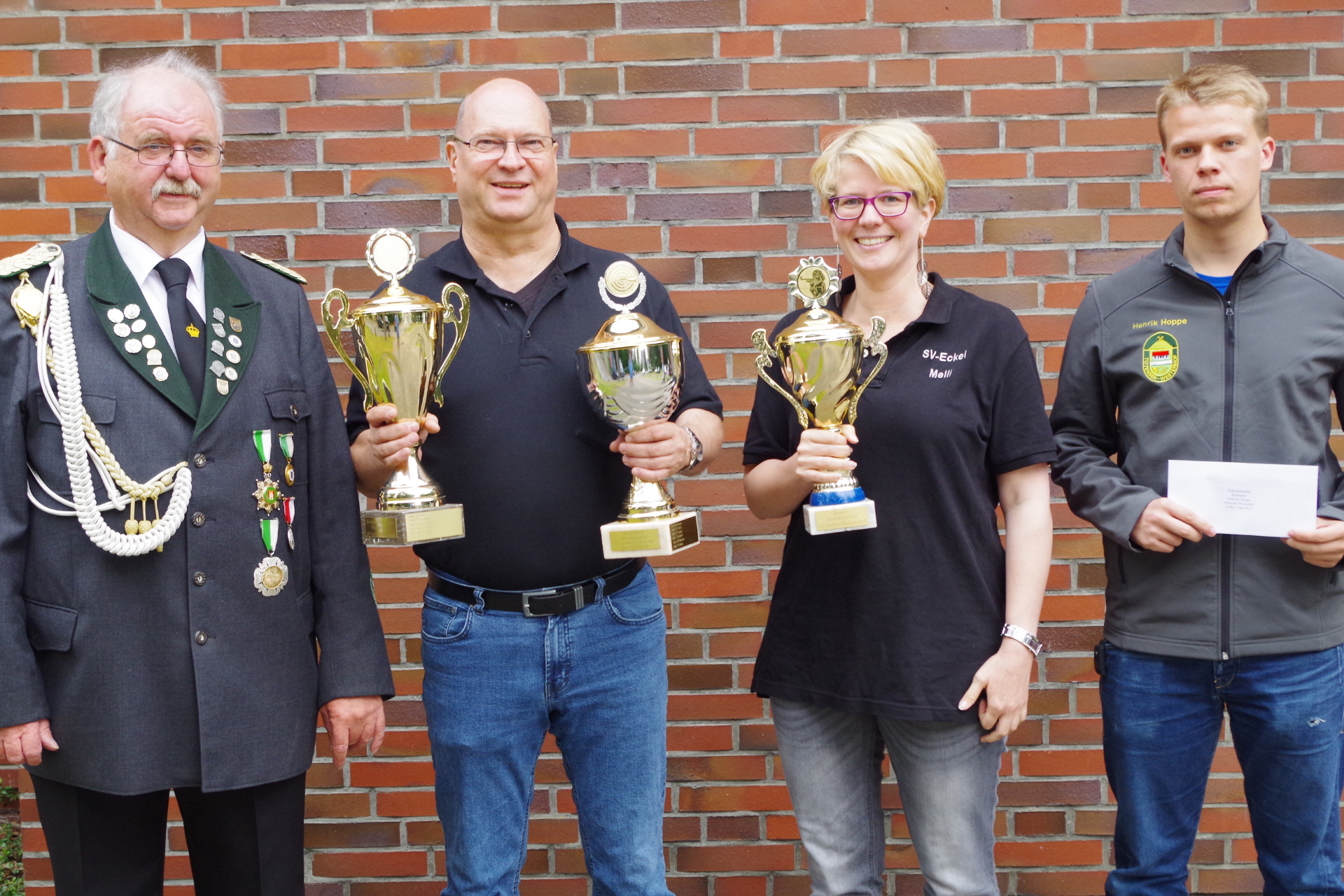 Nach der Seigerehrung: (v. li.) Manfred Seegers (SV Sprötze-Kakenstorf), Jens Ebeling, Melanie Naujokat (beide SV Eckel) und Henrik Hoppe (SV Tötensen-Westerhof)