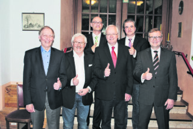 Da waren noch alle fröhlich: Vorsitzender Hans-Uwe Weyer (vorne, 2. v. re.), 2. Vorsitzender Frithjof Plautz (hi. re.) und 3. Vorsitzender Manfred Nienstedt (vorne, 2. v. li.) auf der Jahreshauptversammlung im April | Foto: archiv / ce